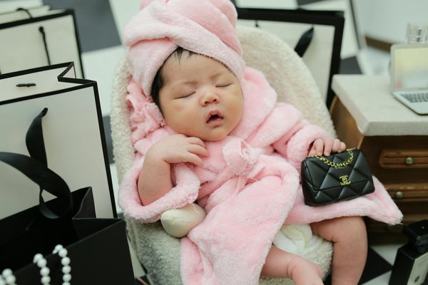 Comment porter des robes en velours sans paraître trop habillée?